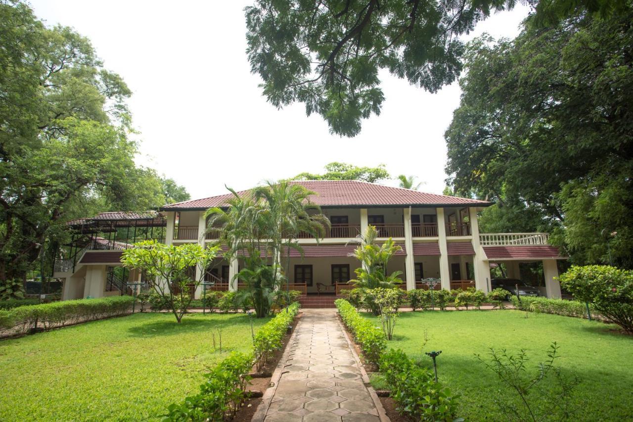 헤리티지 마두라이 호텔 외부 사진 The main building of the university