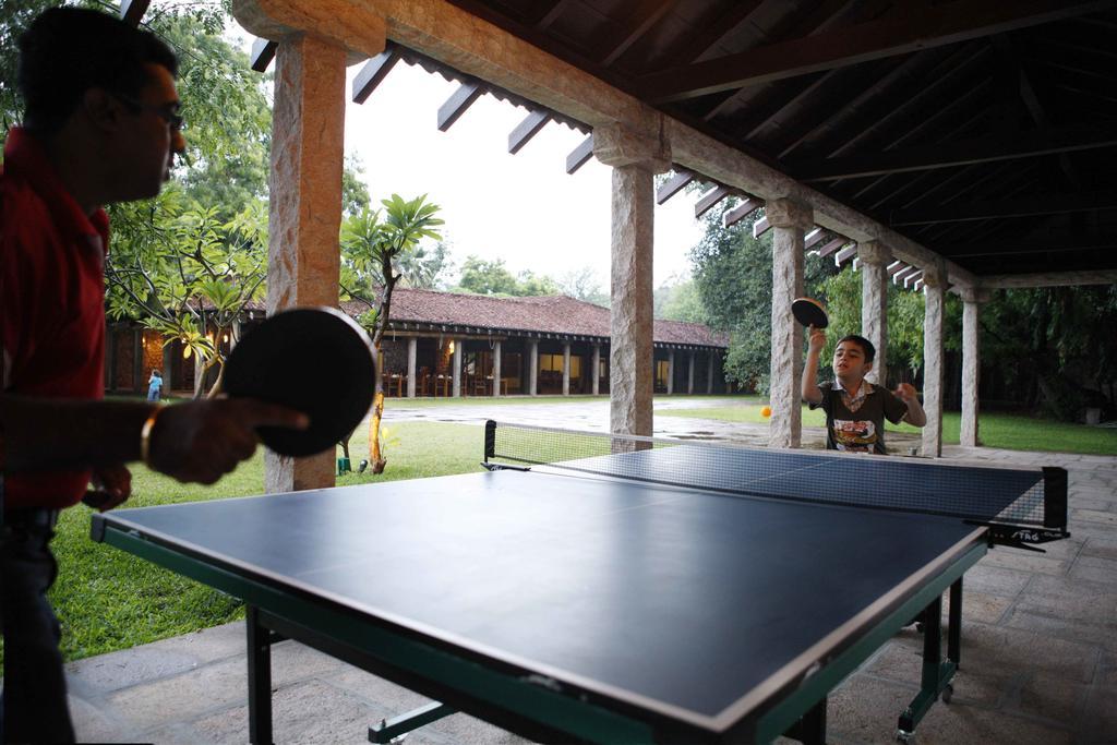 헤리티지 마두라이 호텔 외부 사진 Table tennis at the resort