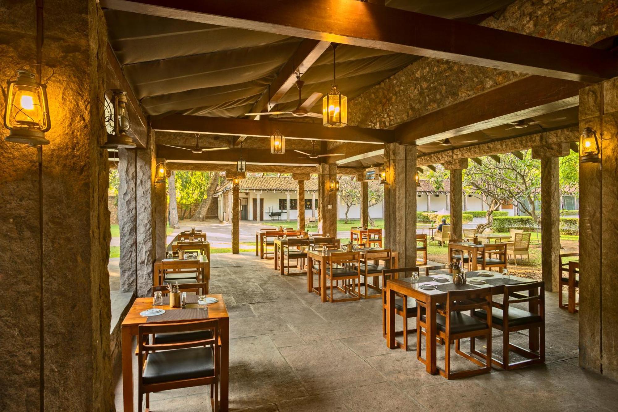 헤리티지 마두라이 호텔 외부 사진 The restaurant at the hotel