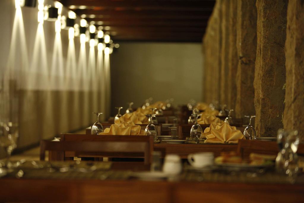 헤리티지 마두라이 호텔 외부 사진 The interior of the restaurant