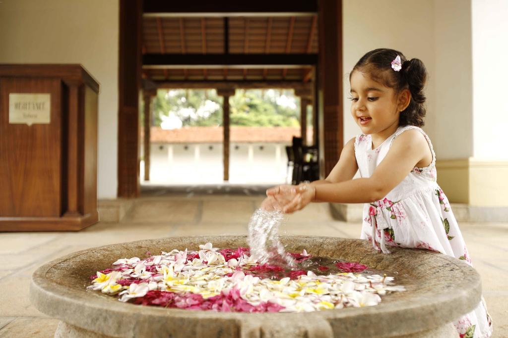헤리티지 마두라이 호텔 외부 사진 A girl playing with flowers