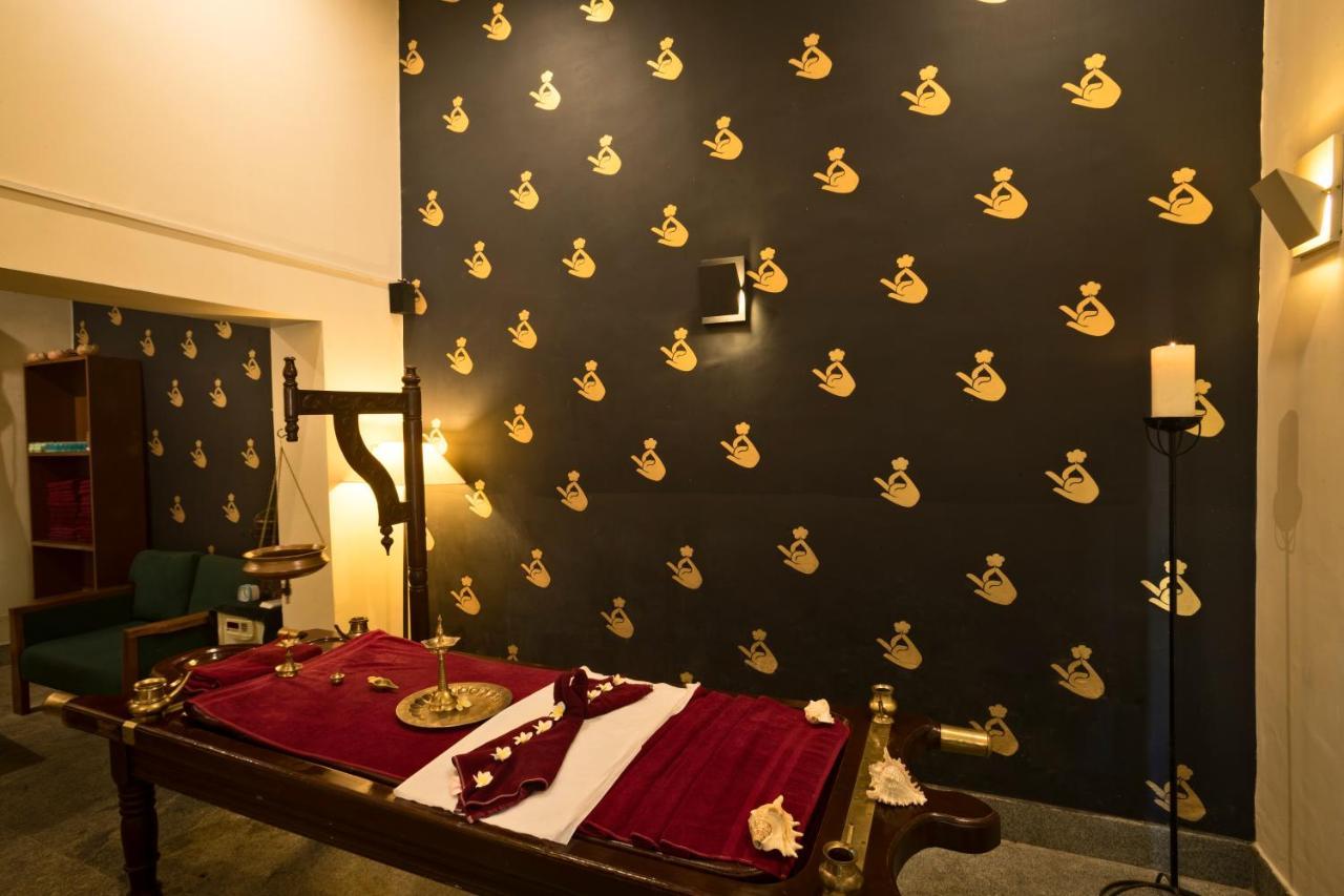 헤리티지 마두라이 호텔 외부 사진 Ayurvedic massage table